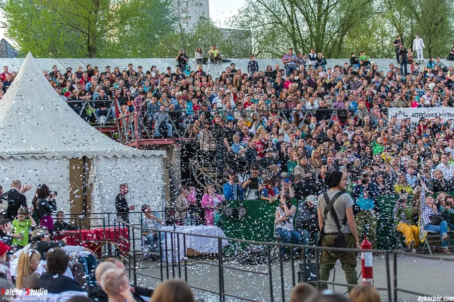 Трибуна парка во время шоу